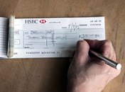 Судебного пристава обвиняют в изготовлении поддельных чеков