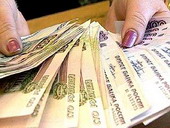 Во время кризиса не все работодатели урезают зарплату